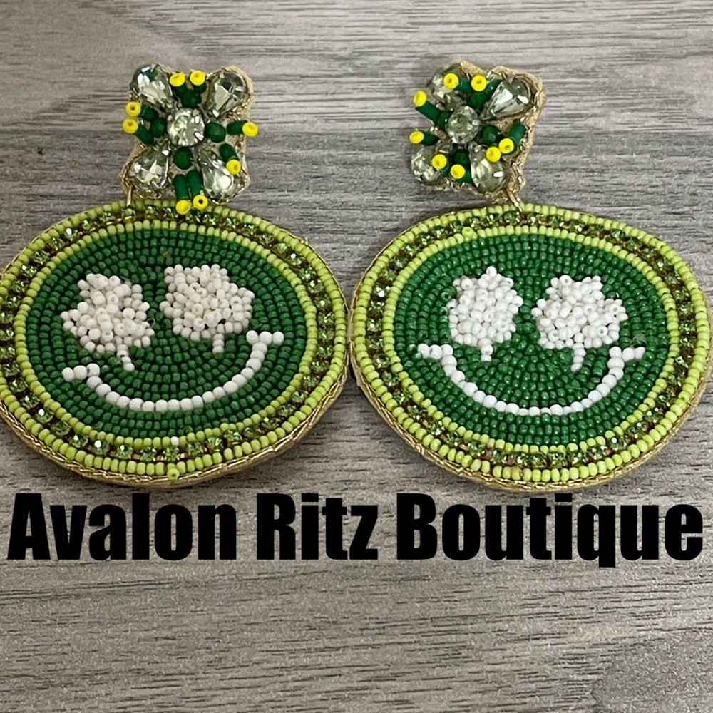 💚🎉St Patty’s Day Smiley Face Beaded Iridescent Crystal Earrings NEW